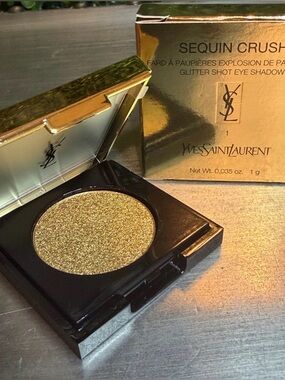 YSL- SEQUIN CRUSH EYE SHADOW
GLITTER SHOT EYE SHADOW-1 Legendary Gold